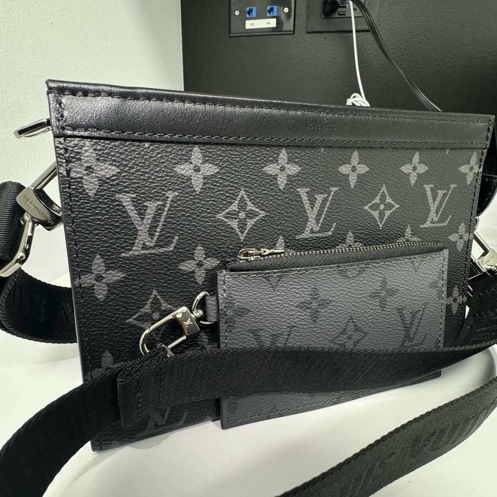 Louis Vuitton crossbody bag - Picture 2 of 10